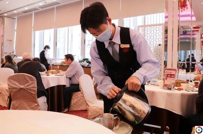 19岁哥哥辍学打工，用青春守护患癌妹妹的明天